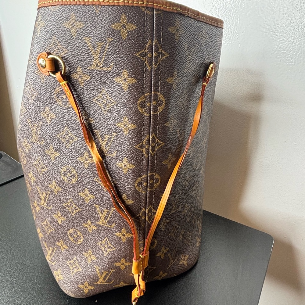Louis Vuitton Neverfull GM Tote - Picture 15 of 16